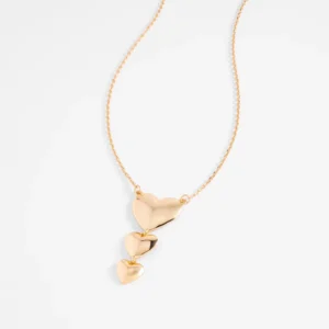 Collar con dije de corazones colgantes