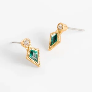 Aretes de poste con diseño rombo, piedras esmeralda y cristal.