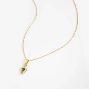 Collar con dije de esmeralda y cristal