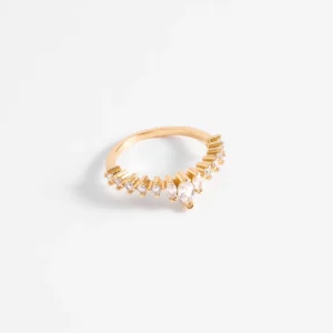Anillo con piedras en tono cristal diseño vanguardista