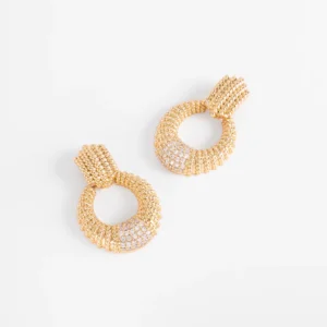 Aretes con textura tramada y pavé brillante