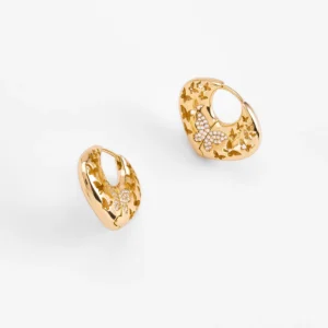 Aretes poste con mariposas caladas y toque brillante