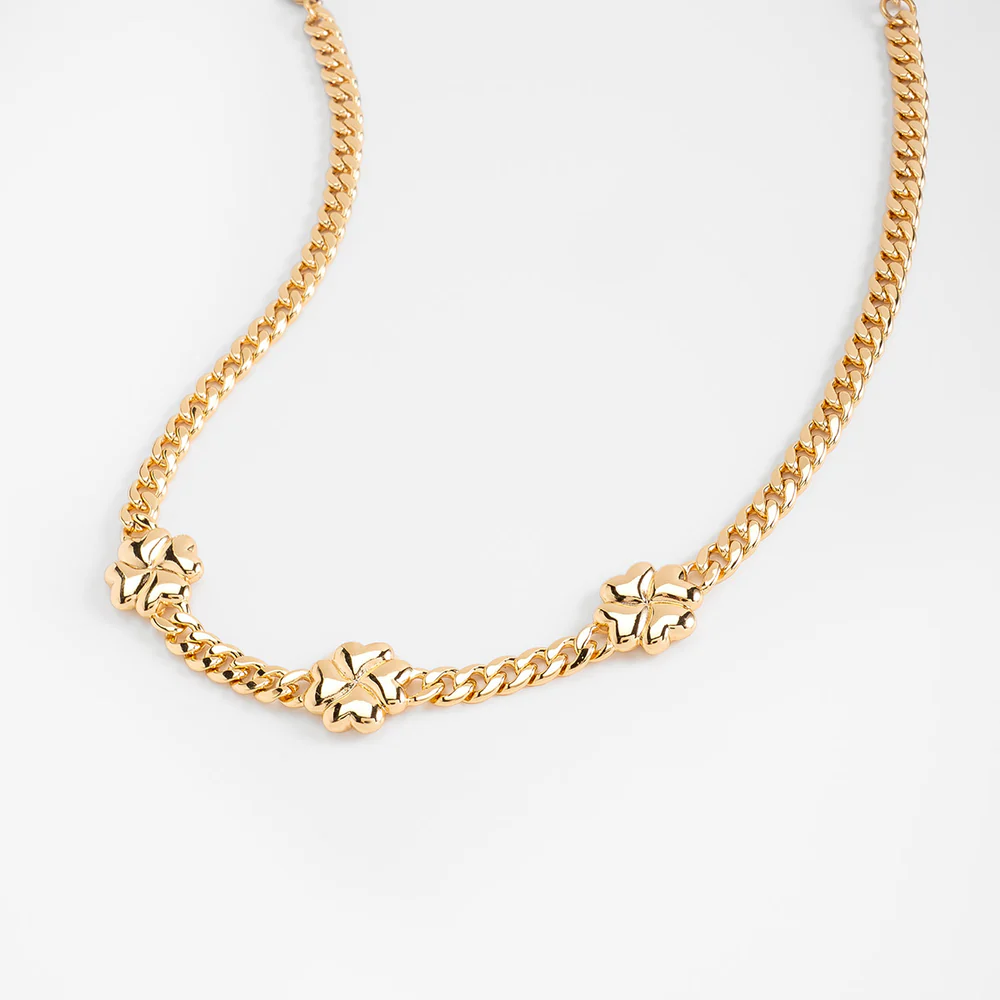 Collar en baño de oro con dijes de trébol cadena gruesa