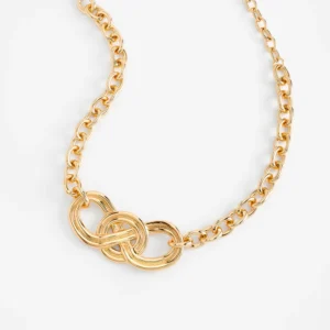 Collar en baño de oro con eslabones y detalle central entrelazado