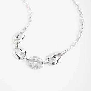 Collar en baño platino con eslabones ovalados y toque brillante