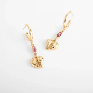 Aretes en baño de oro con corazones y piedra brillante rosa